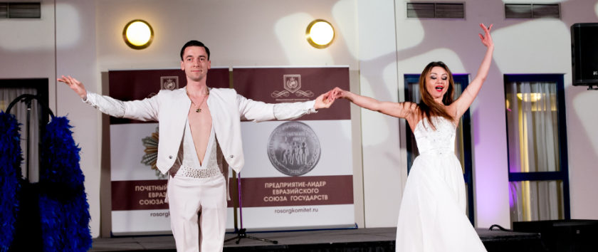 Заказать шоу трансформация костюмов на праздник и корпоратив в Москве - шоу моментального переодевания