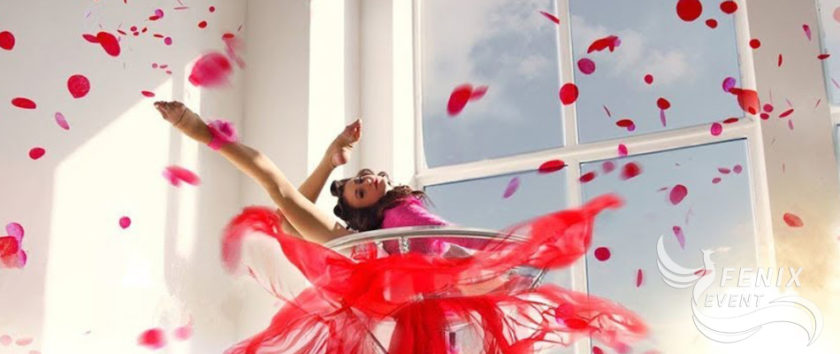 Заказать акробатическое шоу на праздник и корпоратив в Москве - акробатический номер Девушка в бокале