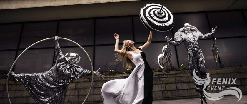 Зеркальное шоу на праздник и корпоратив в Москве. Зеркальные люди на встречу гостей в Москве. Заказать зеркальное шоу в Москве.