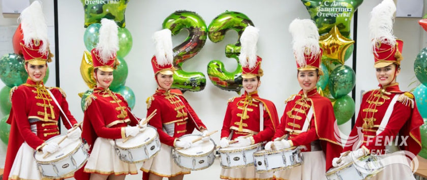 Подарок мужчинам на 23 февраля в Москве. Поздравление на 23 февраля - заказать артистов в офис в Москве.