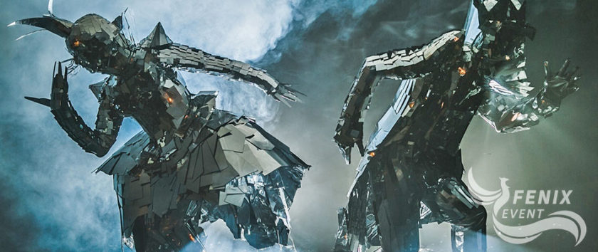 Зеркальное шоу на праздник в Москве. Артисты в зеркальных костюмах на встречу гостей. Заказать зеркальное шоу на праздник и юбилей в Москве.