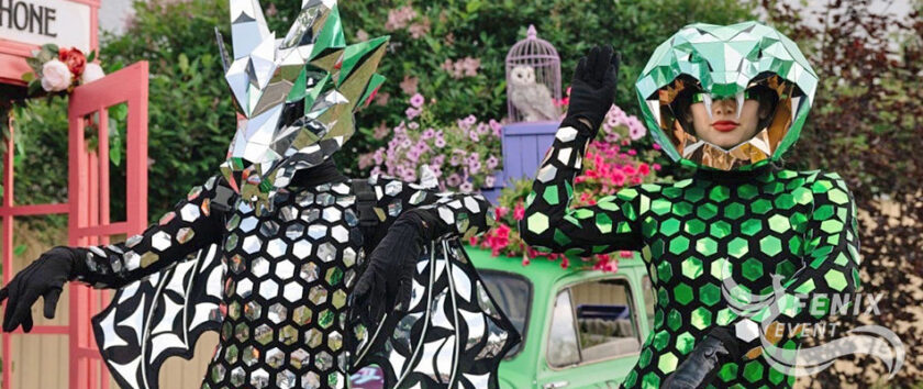 Заказать зеркальное шоу на свадьбу в Москве. Артисты в зеркальных костюмах на свадьбу в Москве. Зеркальные артисты на встречу гостей.