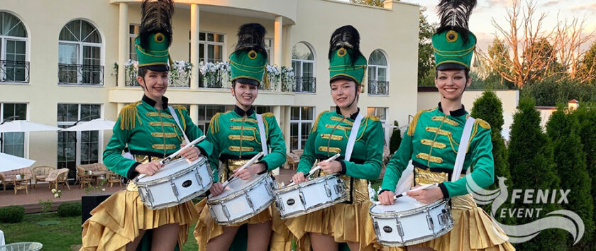 Заказать шоу барабанщиков на праздник в Москве.. Барабанщицы на встречу гостей в Москве. Заказать световое шоу барабанщиков.