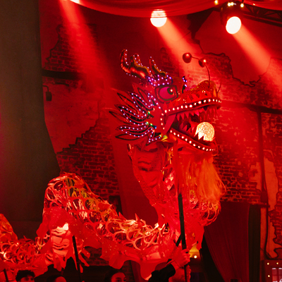 Заказать шоу светового китайского дракона на праздник и новый год в Москве