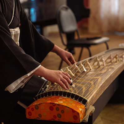 Японские музыканты на встречу гостей на праздник заказать в Москве - музыкант на кото, сямисэн и сякухати